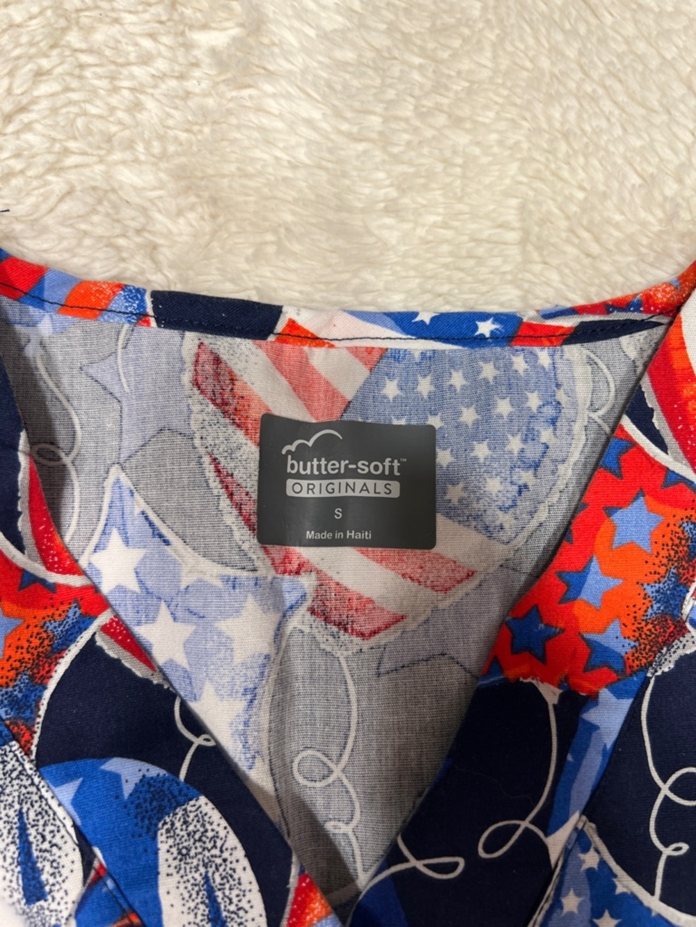 Butter-Soft Originals USA Patriotic Women's 2 pocket Printed Scrub Top small - Picture 2 of 8